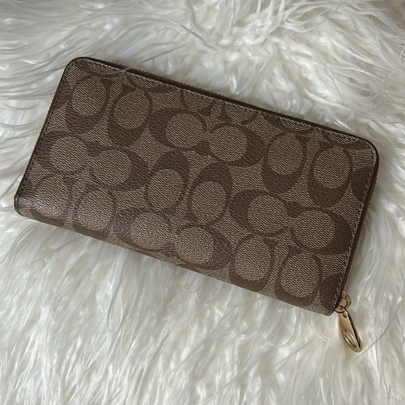 Signature Coach Long Wallet - Picture 4 of 7